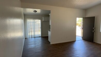 1421-1433 W Vassar Ave in Visalia, CA - Building Photo - Building Photo