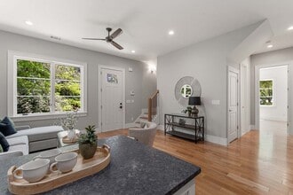 98 Johnson Ferry Rd NW in Sandy Springs, GA - Foto de edificio - Building Photo