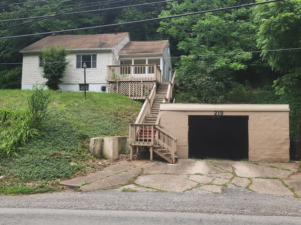 219 Arndt Rd in Pittsburgh, PA - Building Photo