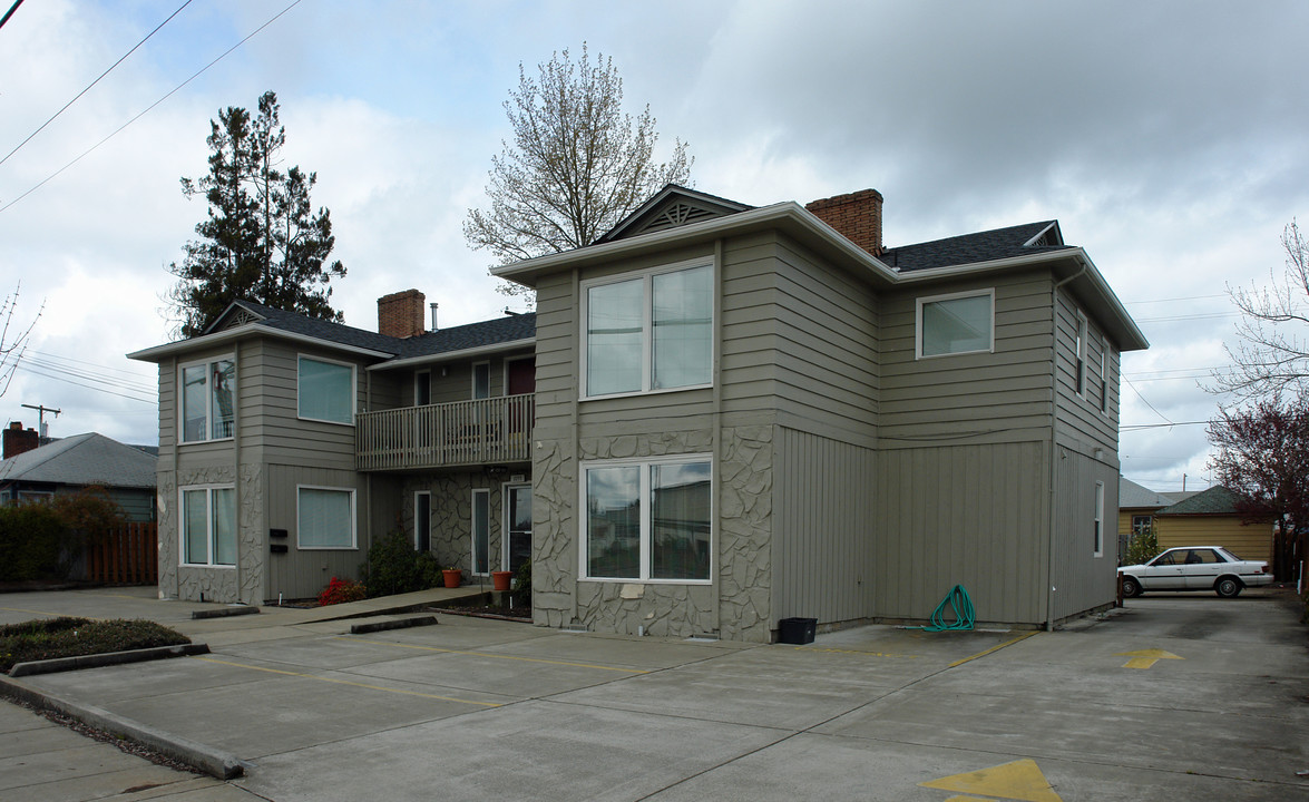 1055 SW Queen Ave in Albany, OR - Building Photo