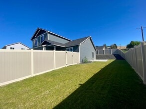 207 Rainier Dr in Yakima, WA - Building Photo - Building Photo