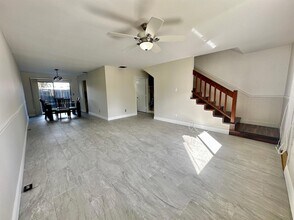 5704 Channel Dr in Greenacres, FL - Foto de edificio - Building Photo