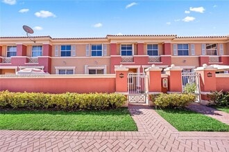 6141 NW 115th Pl in Doral, FL - Foto de edificio - Building Photo