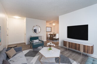 The Sandpiper Apartments in Sacramento, CA - Foto de edificio - Building Photo