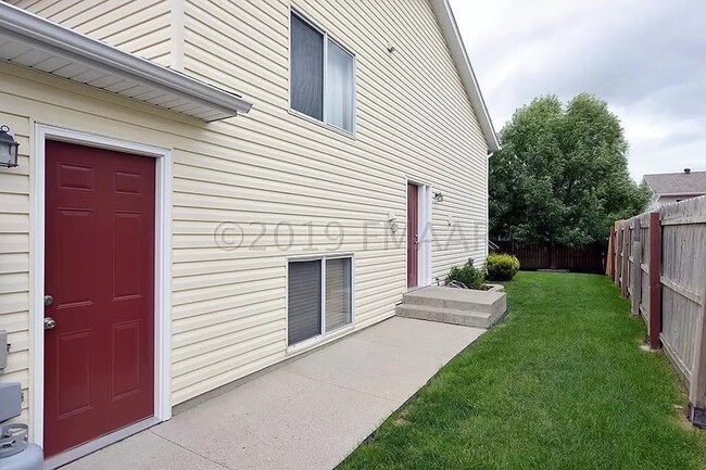 2565 Amber Valley Ct in Fargo, ND - Building Photo - Building Photo