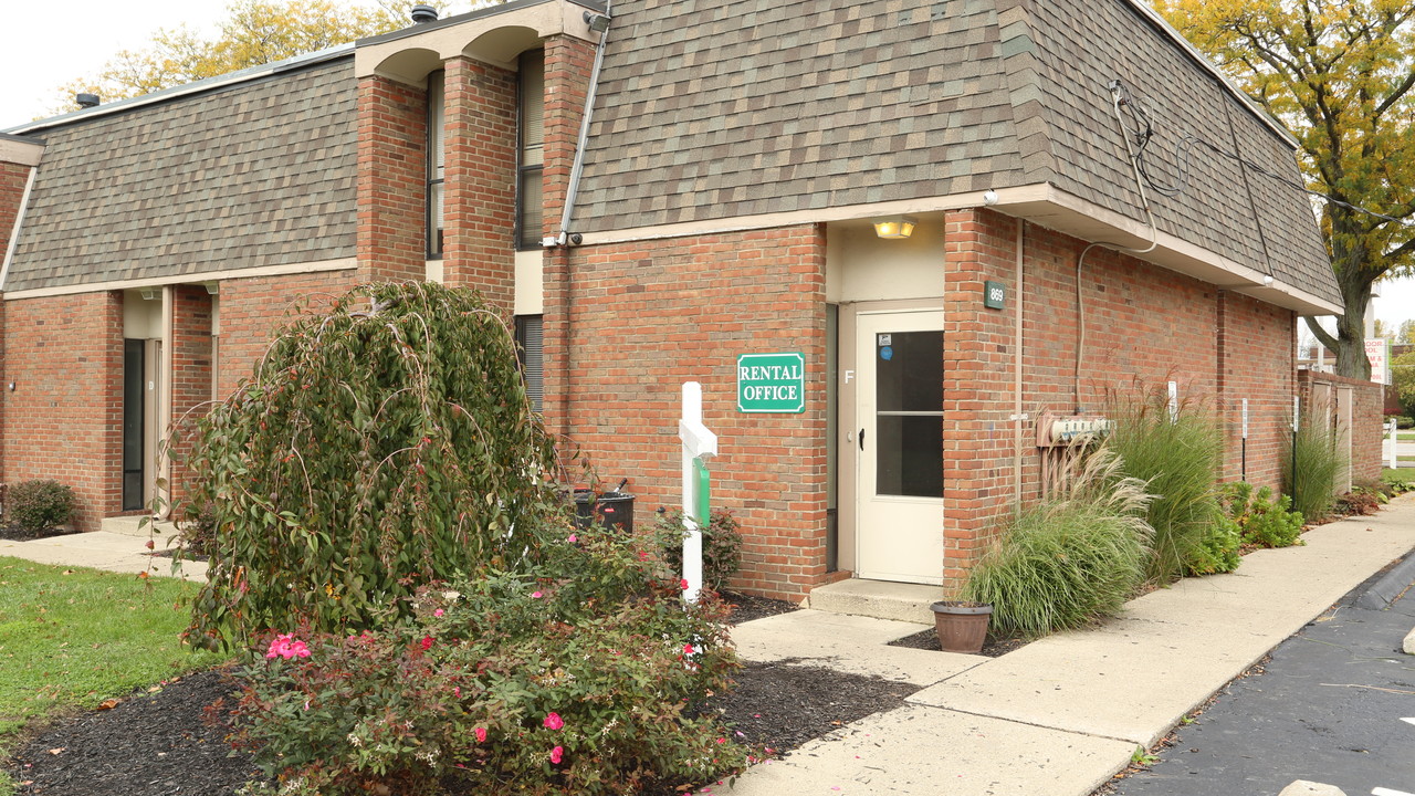 East Townhomes & Apartments in Columbus, OH - Building Photo