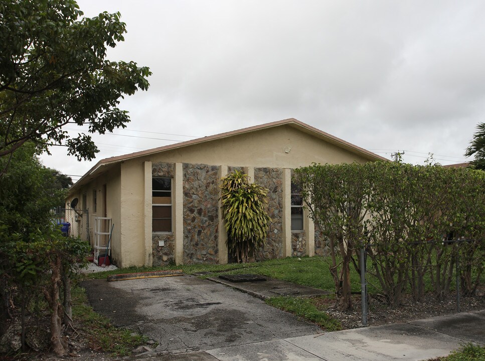 310-312 NW 61st Ter in Hollywood, FL - Building Photo