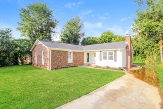 126 Saturn Ln in Greer, SC - Foto de edificio - Building Photo