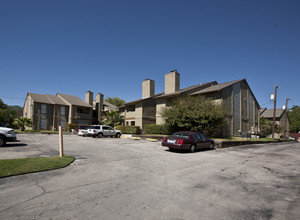 Austin Woods Apartments in San Antonio, TX - Building Photo - Building Photo