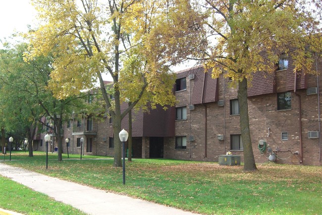 Sunrise Court Apartments in Cambridge, MN - Building Photo - Building Photo