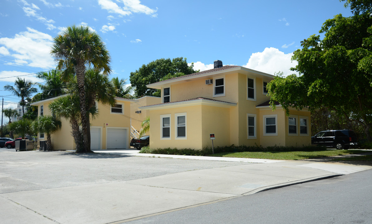 310 8th St in West Palm Beach, FL - Building Photo