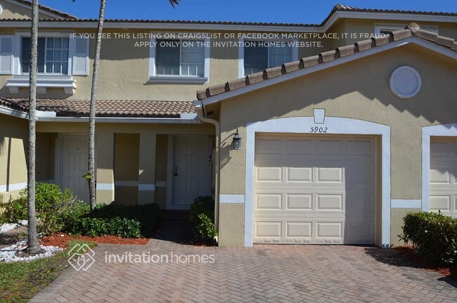 5902 Royal Way in Tamarac, FL - Building Photo - Building Photo