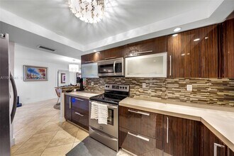 6039 Collins Ave in Miami Beach, FL - Foto de edificio - Building Photo