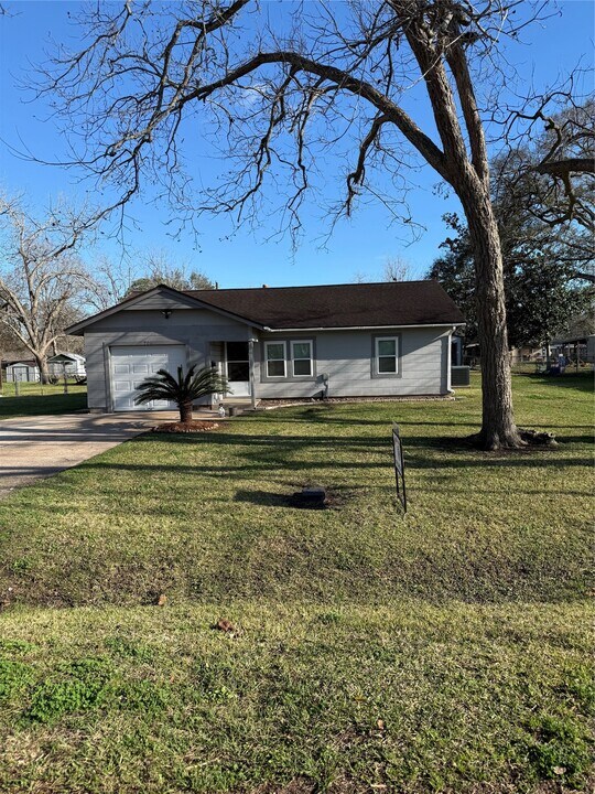 706 Alice St in Sweeny, TX - Building Photo