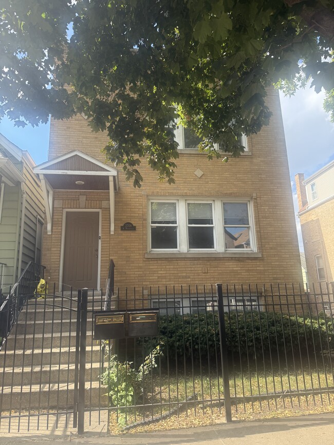 2708 N Marshfield Ave