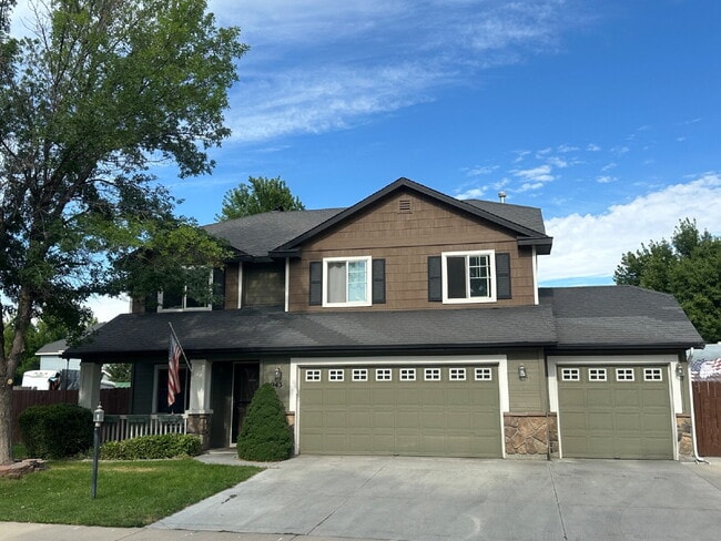 property at 943 N Biltmorre Ave