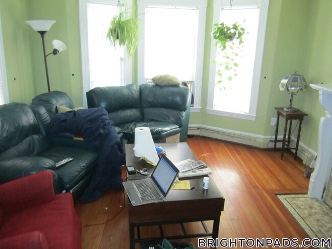 66 Murdock St, Unit 1 in Boston, MA - Foto de edificio - Building Photo