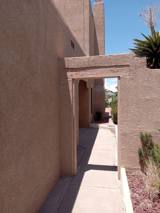688 Lakeview Cir SE in Rio Rancho, NM - Building Photo - Building Photo
