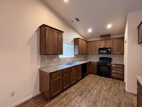 1027 E Margalo Ct in Visalia, CA - Foto de edificio - Building Photo