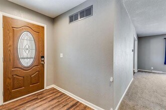 1917 N Edgemoor Dr in Wichita, KS - Foto de edificio - Building Photo