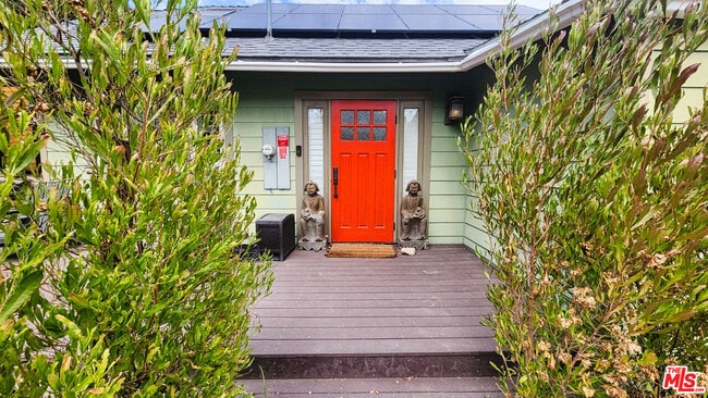 2229 Oak Glen Pl in Los Angeles, CA - Building Photo - Building Photo