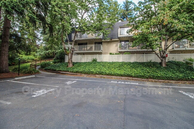9900 NE 124th St in Kirkland, WA - Building Photo - Building Photo