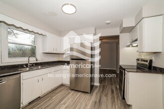 6619 N Greenmont Rd in Peoria, IL - Foto de edificio - Building Photo