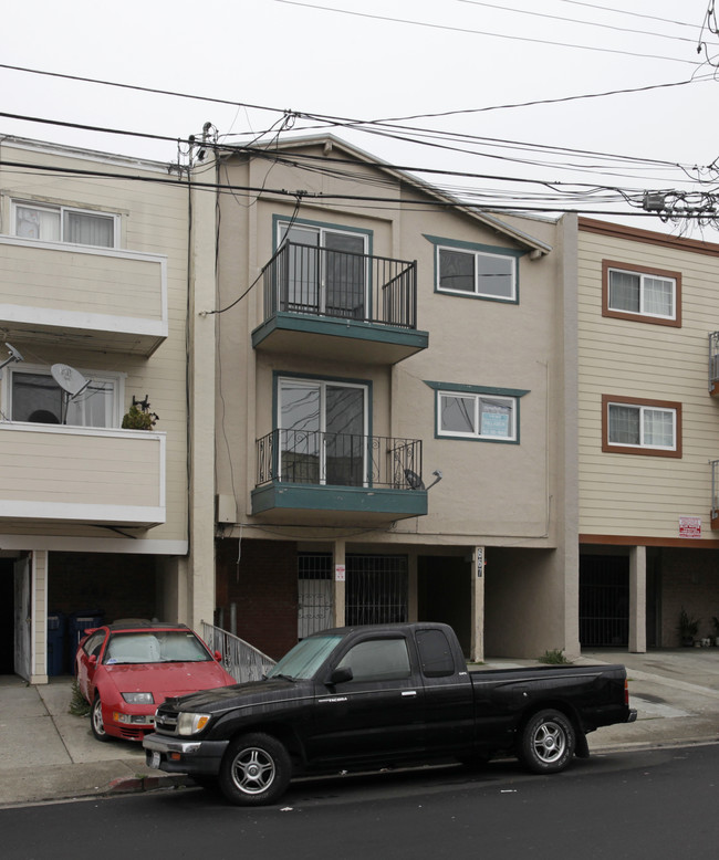 667 Sylvan St in Daly City, CA - Foto de edificio - Building Photo