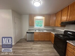 745 Kenyon Rd in Vinton, VA - Building Photo - Building Photo