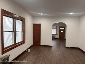 1142 Hampton St in Scranton, PA - Building Photo