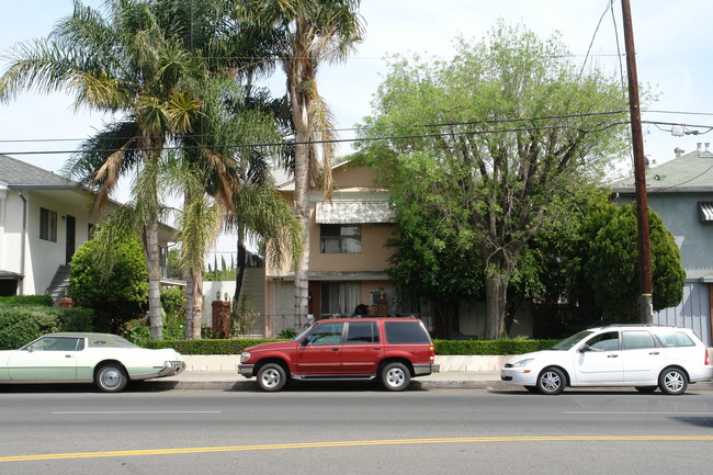 6618 Woodman Ave in Van Nuys, CA - Foto de edificio - Building Photo