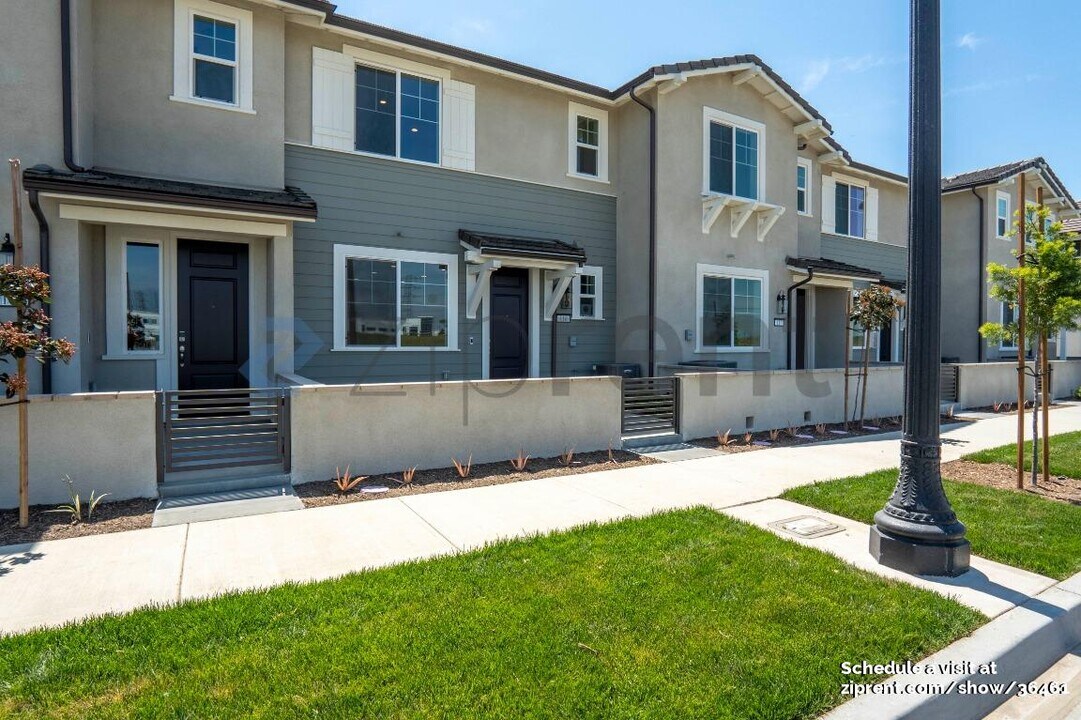 4046 E Lily Paseo in Ontario, CA - Building Photo