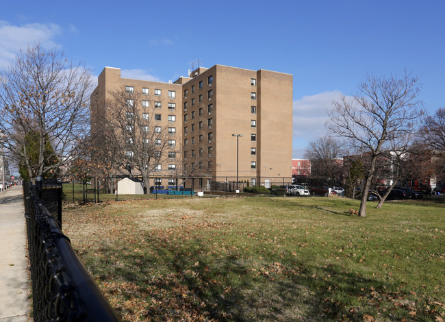 Gray Manor Apartments in Philadelphia, PA - Foto de edificio - Building Photo