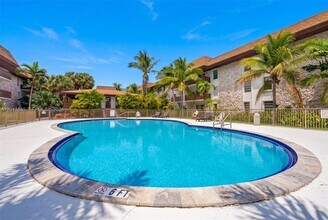 7477 SW 82nd St in Miami, FL - Building Photo - Building Photo