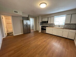 211 E Fest St in San Antonio, TX - Building Photo - Building Photo