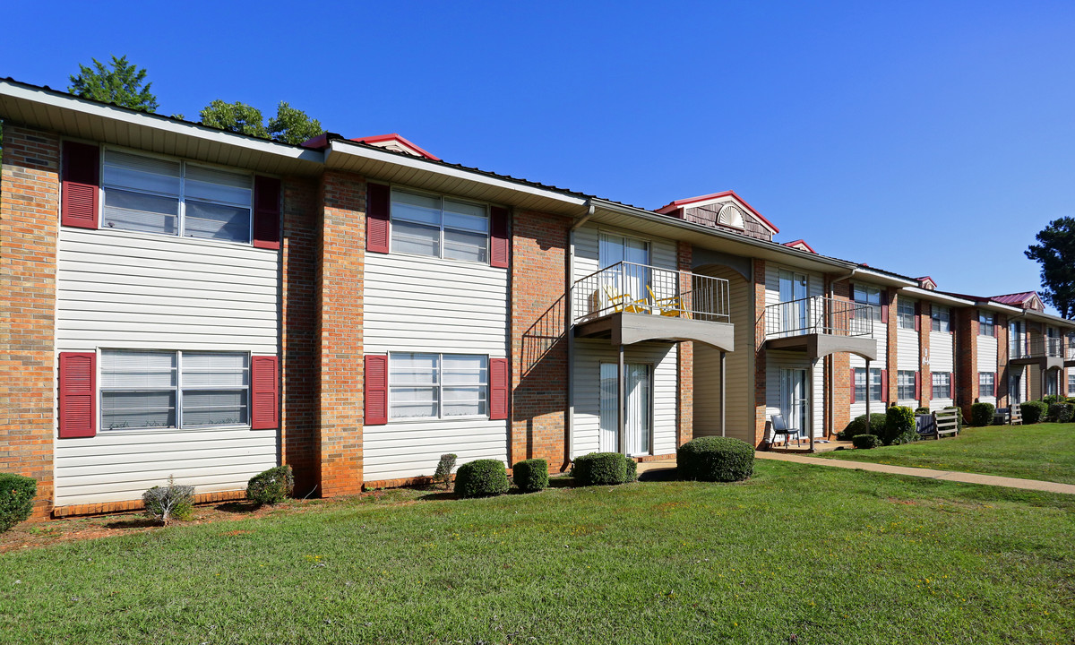 Millbrook Pointe Apartments in Millbrook, AL - Building Photo