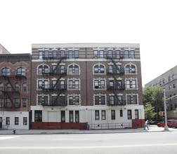 2101-2105 Amsterdam Ave in New York, NY - Building Photo - Building Photo