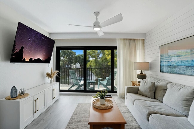 600 Neapolitan Way in Naples, FL - Foto de edificio - Building Photo