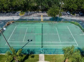 5483 Vineland Rd, Unit 10210 in Orlando, FL - Building Photo - Building Photo