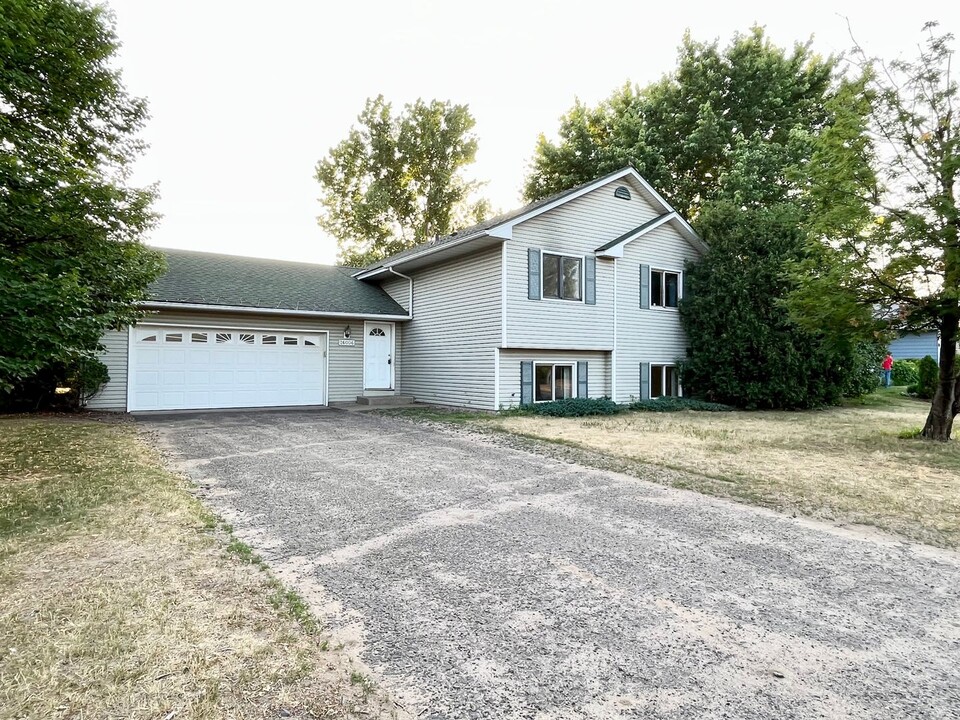 26006 9th St W in Zimmerman, MN - Building Photo