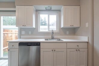 Williamsburg Townhomes in Milwaukie, OR - Building Photo - Building Photo