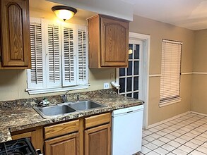 330 Redcliff Dr in San Antonio, TX - Building Photo - Building Photo