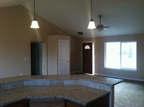 2212 NE Arapahoe Ct in Redmond, OR - Building Photo - Building Photo