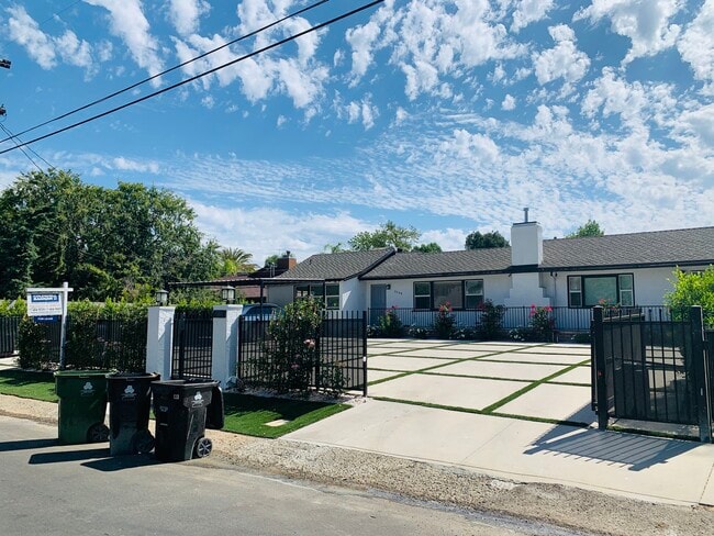 5148 Otis Ave, Unit 5148A Otis Ave in Tarzana, CA - Building Photo - Building Photo