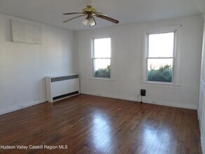 349 State St in Hudson, NY - Foto de edificio - Building Photo