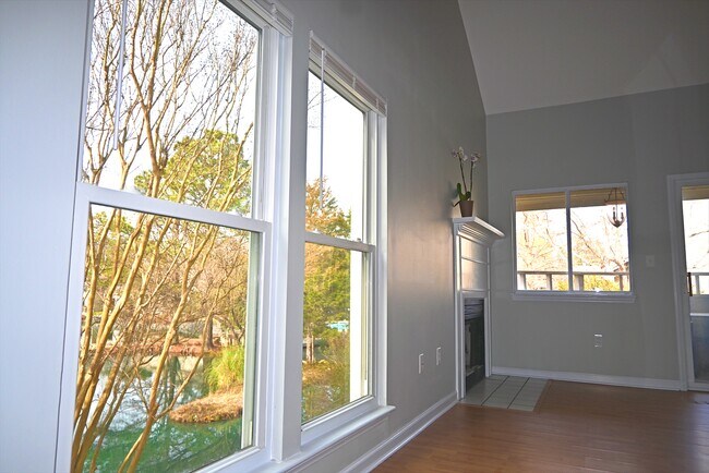 2553 Stockbridge Dr, Unit b in Charlotte, NC - Foto de edificio - Building Photo