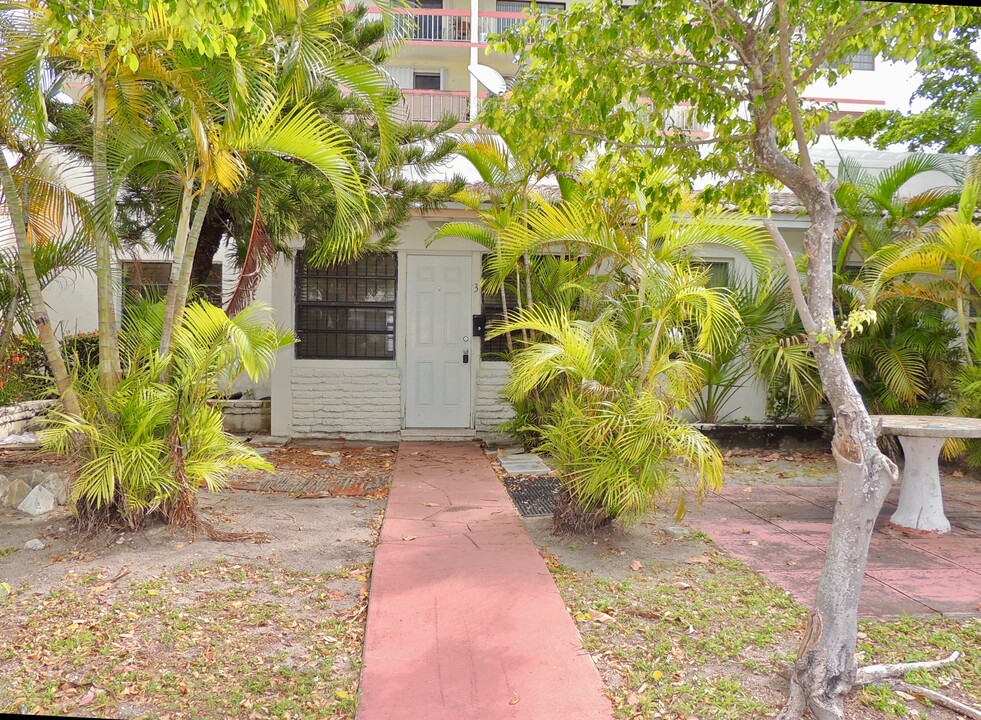 2243 Calais Dr in Miami Beach, FL - Building Photo