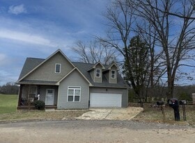 319 Hatfield Ln in Seymour, TN - Building Photo