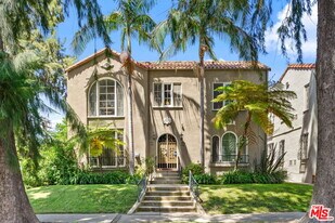 8861 Alden Dr in Los Angeles, CA - Building Photo