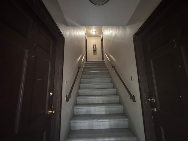 8575 Holloway Dr in West Hollywood, CA - Building Photo - Building Photo